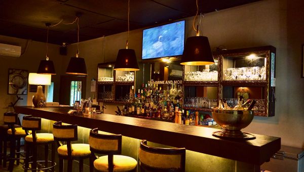 Chez Arno, Des ASSIETTES & Du VIN